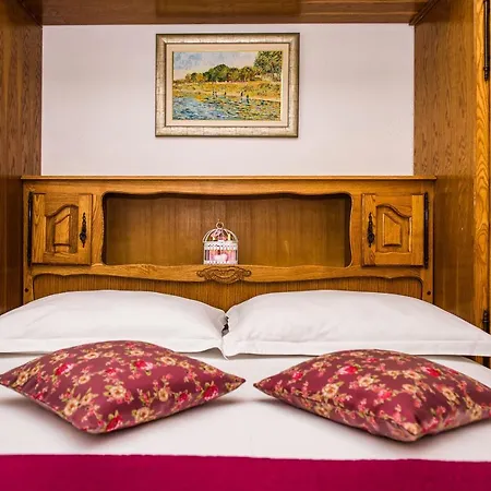 House Nevenka * Kaštel Stari